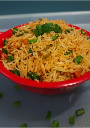शेजवान फ्राइड राइस रेसिपी (schezwan fried rice recipe in marathi) रेसिपी चे मुख्य फोटो 