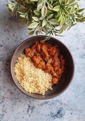 Une photo de Curry coco d'aubergine, au poulet
