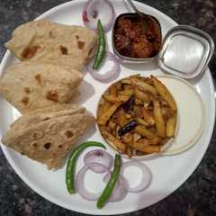रोटी और आलू की भुजिया (roti aur aaloo ki bhujiya recipe in Hindi)-レシピのメイン写真