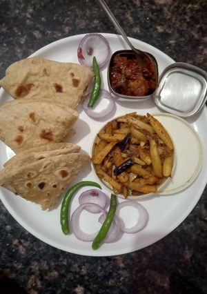 रोटी और आलू की भुजिया (roti aur aaloo ki bhujiya recipe in Hindi) रेसिपी मुख्य फोटो