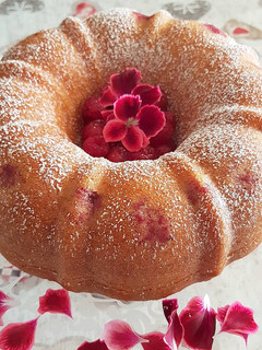 A picture of Ciambella di yoghurt alla vaniglia e lamponi.