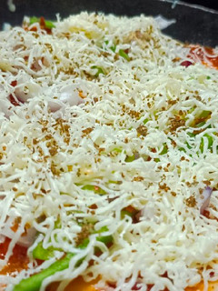तवा पिज़्ज़ा (tawa pizza recipe in Hindi) रेसिपी मुख्य फोटो