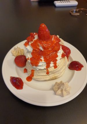 Une photo de Pavlova en fraise melba et sa gelée de fleur d'hibiscus