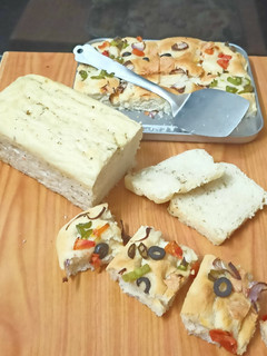 ફોકાસીયા ને ગાર્લીક લોફ(Focaccia And Garlic Loaf Recipe In Gujarati) રેસીપી મુખ્ય ફોટો