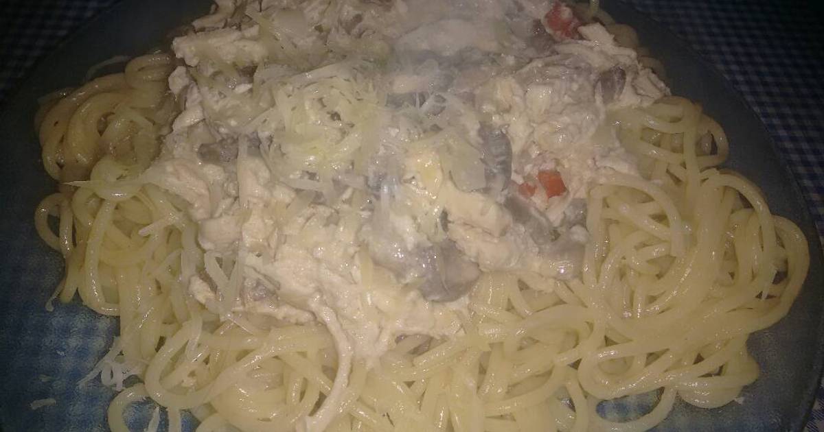 Espaguetis con pollo y crema de