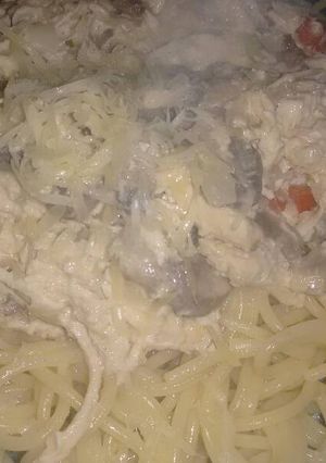 Una foto de Espagueti con salsa de pollo y hongos 🍄🍄