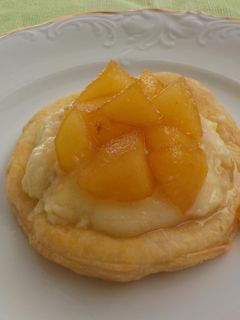 Una foto de Pastelitos de hojaldre rellenos con natillas y ciruelas en almíbar