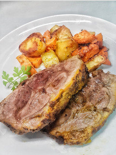 Una foto de Cabeza de lomo de cerdo con salsa chermoula