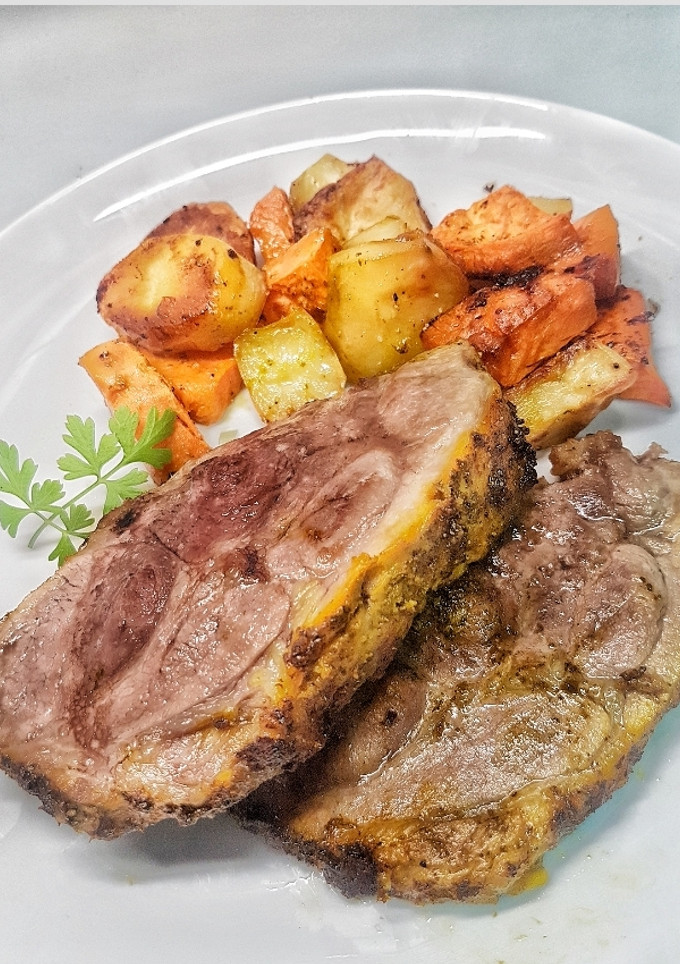 Una foto de Cabeza de lomo de cerdo con salsa chermoula
