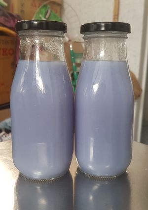Hình của món Sữa yến mạch hoa đậu biếc.