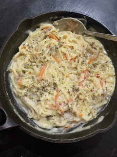 A picture of Spaghetti in white sauce.