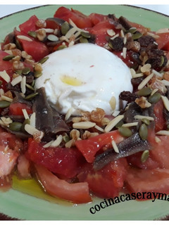 Una foto de Ensalada de anchoas y burrata