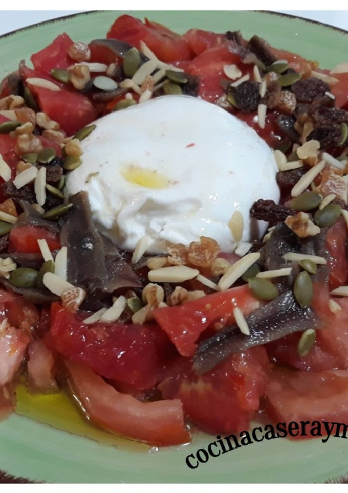 Una foto de Ensalada de anchoas y burrata