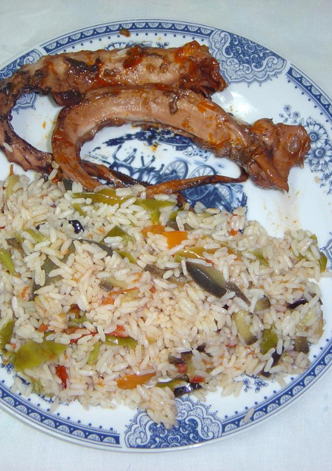 Una foto de Pulpo en salsa y arroz salteado con verduras