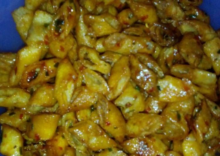 Keripik pangsit balado