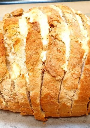 Sült zöldfűszeres túrókrémmel töltött cipó a fagyasztóból recept fotója