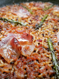 Una foto de Arroz de panceta curada y espárragos