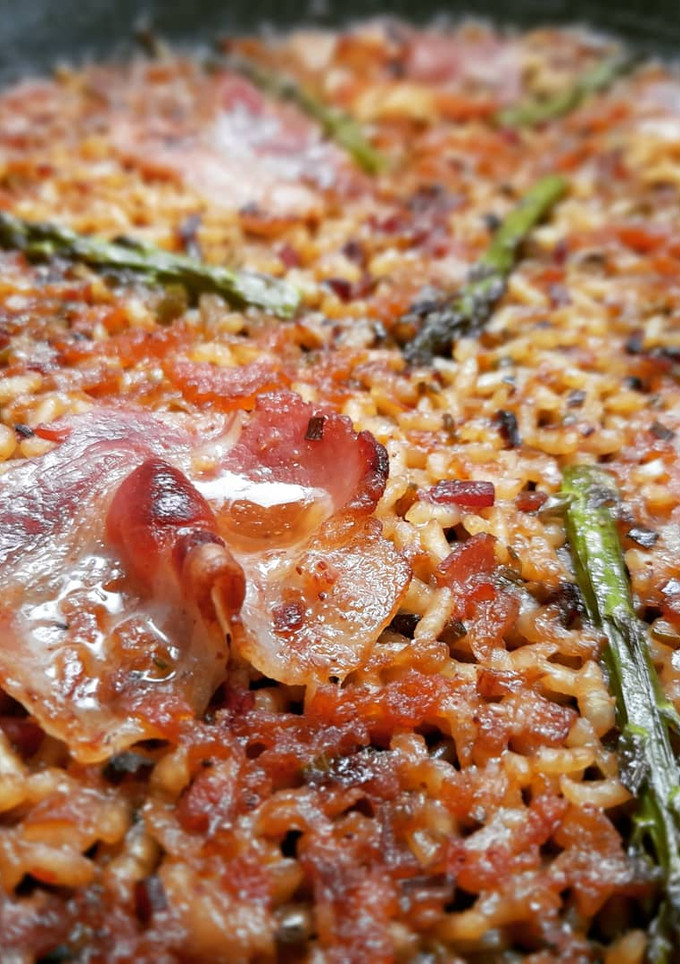 Una foto de Arroz de panceta curada y espárragos