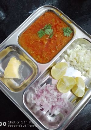 ભાજી પાવ ની ભાજી(bhaji and pav recipe in Gujarati) રેસીપી મુખ્ય ફોટો