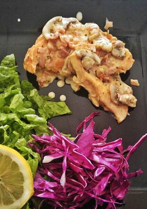 Una foto de Pollo con salsa de champiñones