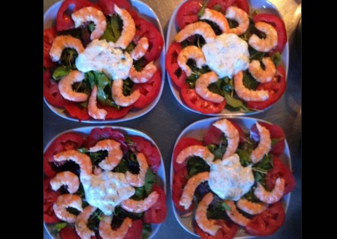 Salade de crevettes sur lit de mâche et tomates sauce crème