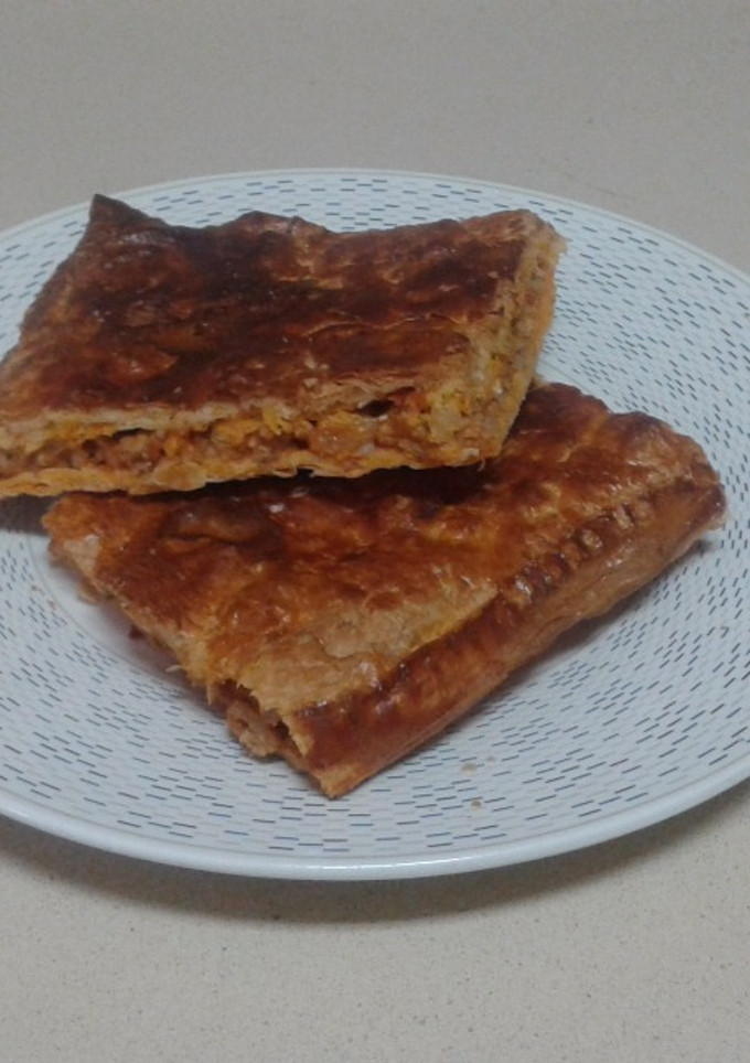 Una foto de Hojaldre de carne con tomate