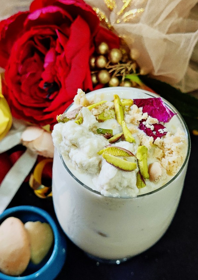 अमृतसरी पेड़े वाली लस्सी (amritsari pede wali lassi recipe in Hindi) रेसिपी मुख्य फोटो