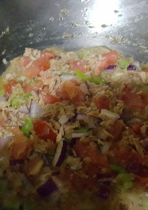 Una foto de Atún con vegetales salteados
