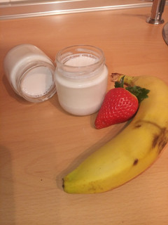 Una foto de Yogures caseros de fresa y plátano sin yogurtera