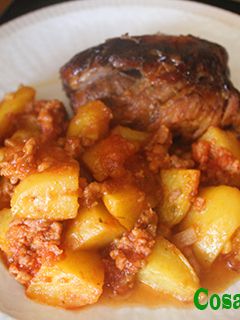 Una foto de Codillo picante con patatas