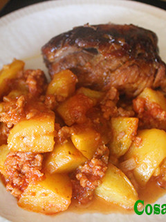 Una foto de Codillo picante con patatas
