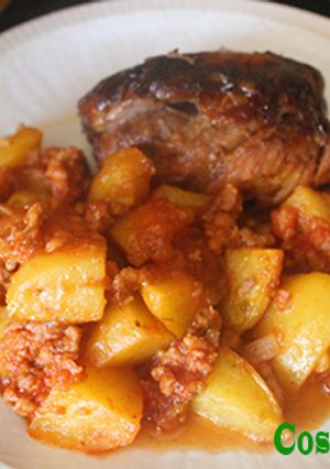 Una foto de Codillo picante con patatas