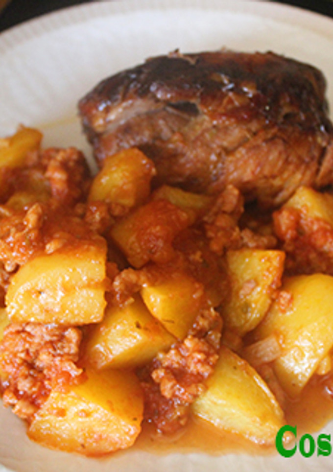 Una foto de Codillo picante con patatas
