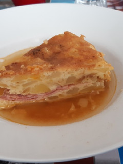Una foto de Tortilla de patata guisada y rellena