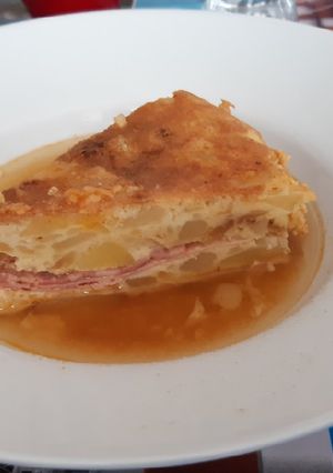 Una foto de Tortilla de patata guisada y rellena
