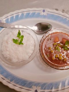 A picture of Aloo matar in red gravy.