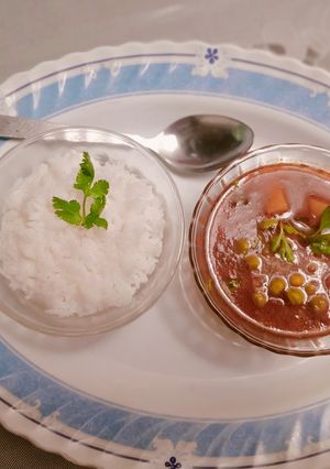 A picture of Aloo matar in red gravy.