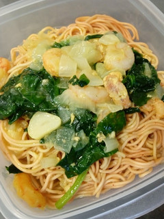 Una foto de Noodles de gambas y espinacas 🍜