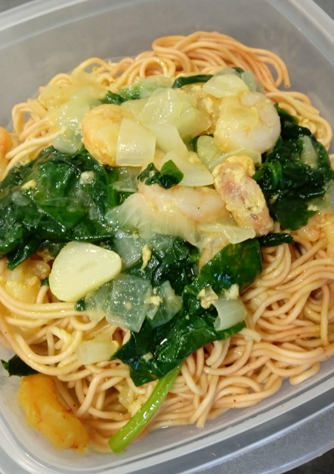 Una foto de Noodles de gambas y espinacas 🍜