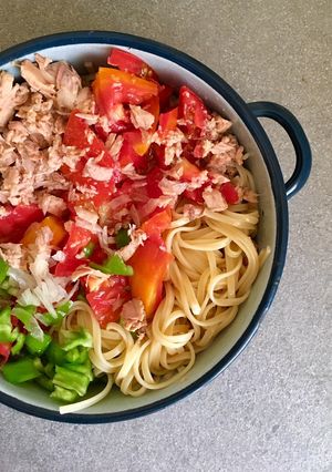 Una foto de Tallarines de verano con verduras y atún