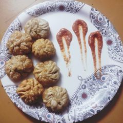 A picture of Cheesy veg fried momos and chutney.