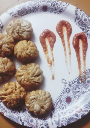 A picture of Cheesy veg fried momos and chutney.