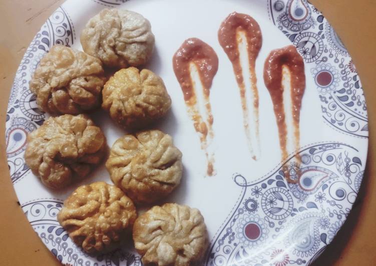 Cheesy veg fried momos and chutney