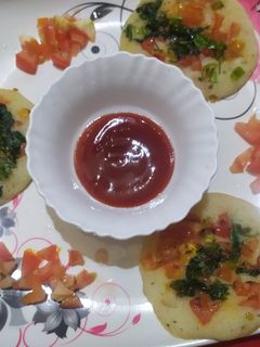 मिनी टोमेटो उत्तपम (mini tomato uttapam recipe in Hindi) रेसिपी मुख्य फोटो