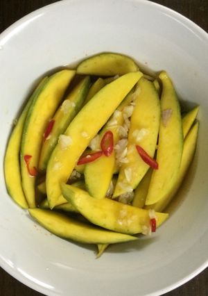 Hình của món Xoài xanh (Quéo) dầm mắm ớt.