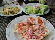 Una foto de pasta con queso de cabra
