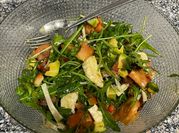 Una foto de ensalada de bacon y nueces