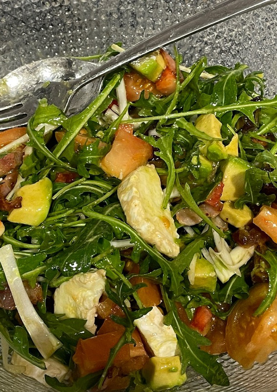 Una foto de Ensalada de dátiles con bacon y queso brie