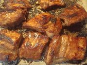 Una foto de costilla de cerdo con coca cola