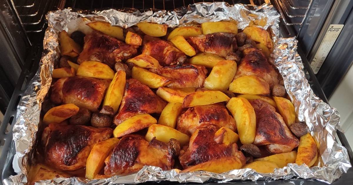Куриные бедра с картошкой в рукаве в духовке - рецепт с фото